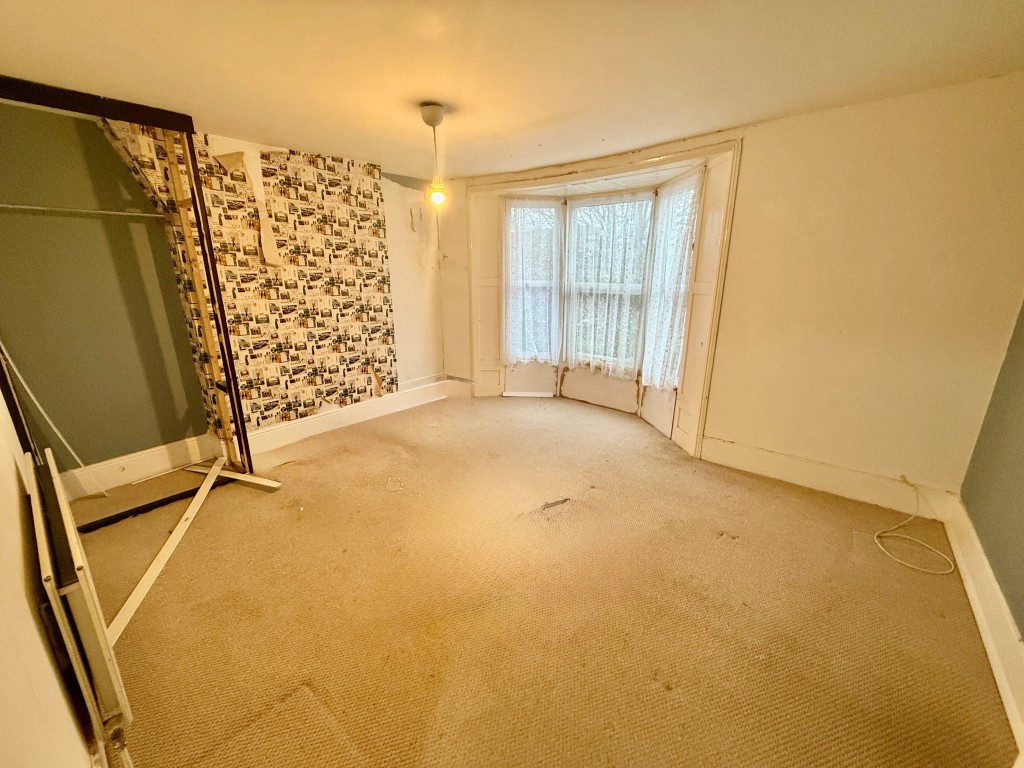 Lot: 123 - FOUR-BEDROOM HOUSE FOR IMPROVEMENT - First floor bedroom one with bay window